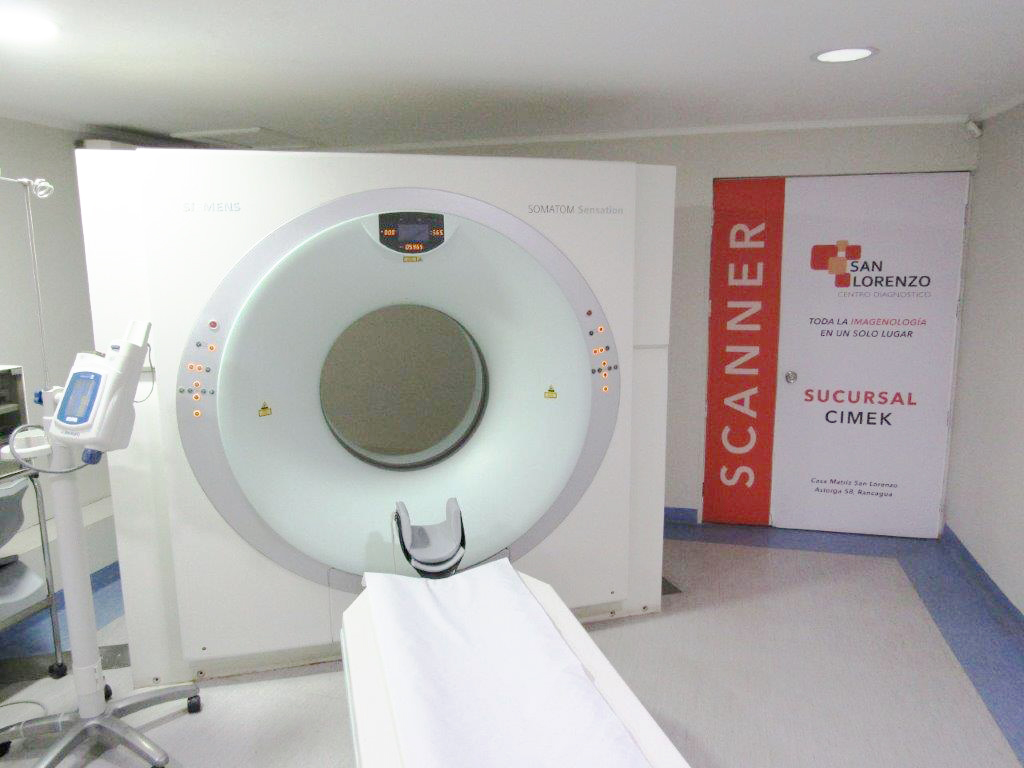 Equipo médico tomando un escáner en imagenología San Lorenzo
